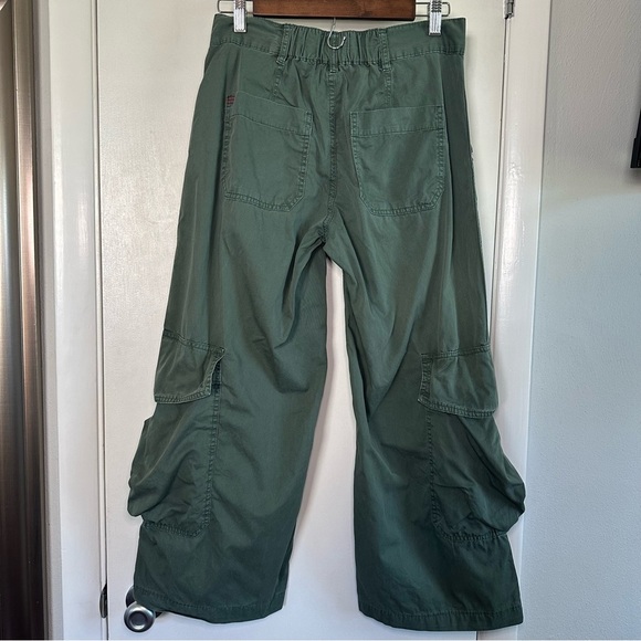 BDG Army Green Wide Leg Cargo Pants
Low rise. Size 0. - Picture 6 of 9